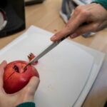 So kommt man an die Kerne des Granatapfels