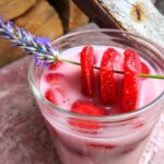 Erdbeeren mit dem Kuss der Kokosnuss