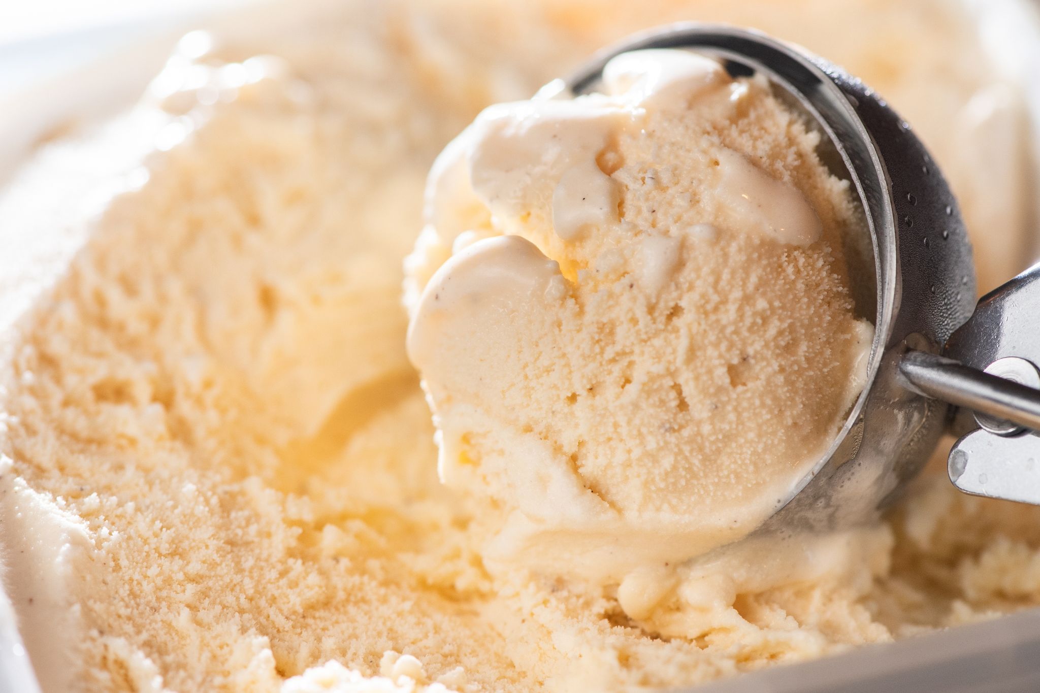Fiese Kristalle auf der Eiscreme? Da hilft ein simpler Trick