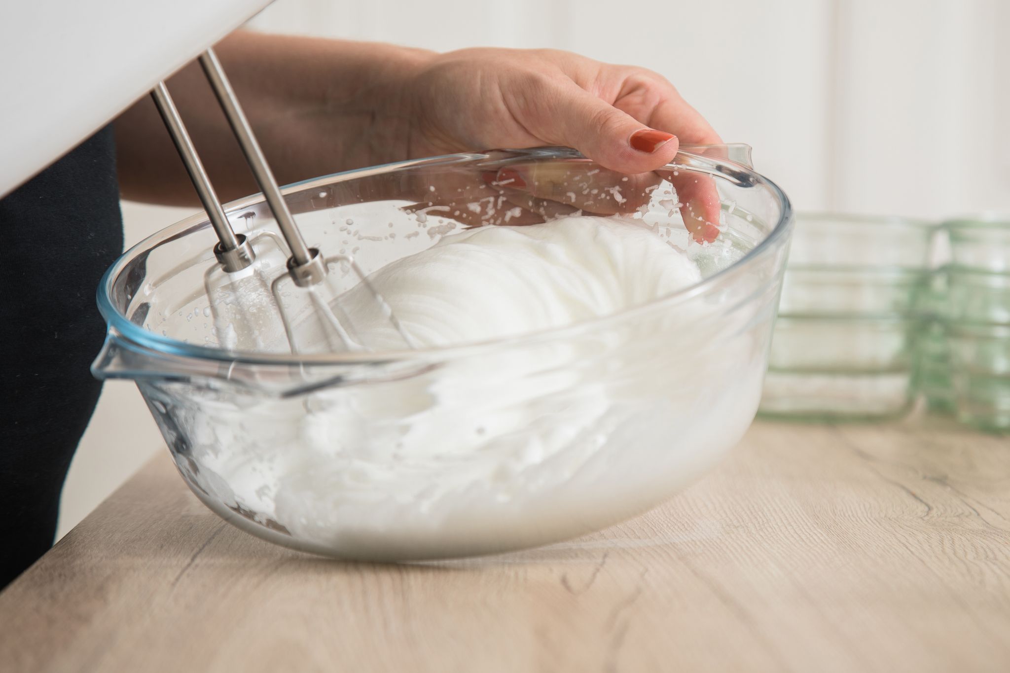 Eischnee-Alternative: Zuckerguss mit Kichererbsensud