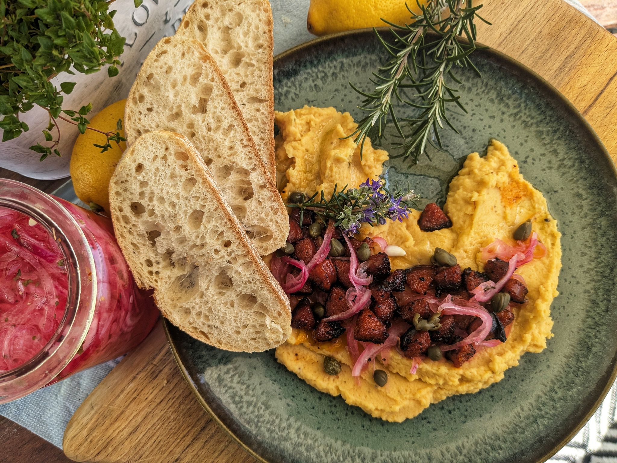 Feines Erbsenmus: Fava mit Chorizo und Pickled Onions