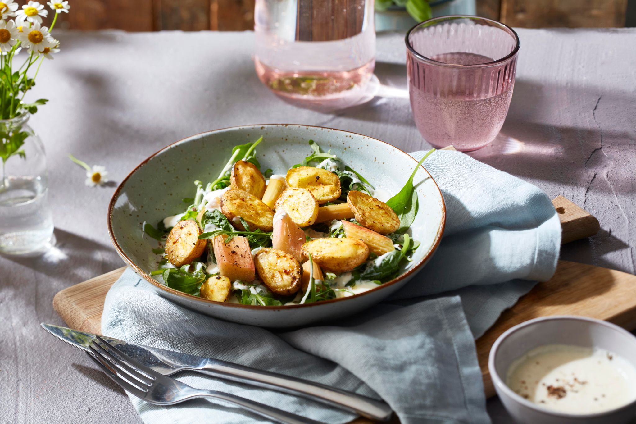 Aus dem Ofen: Kartoffel-Rhabarber-Salat mit Orangen-Dressing