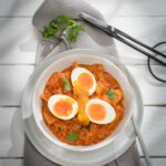 Mit Wurst oder wachsweichen Eiern: Linsen-Kartoffel-Curry