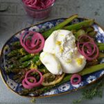Perfekt fürs BBQ: Grüner Spargel mit Burrata und Ranchdip