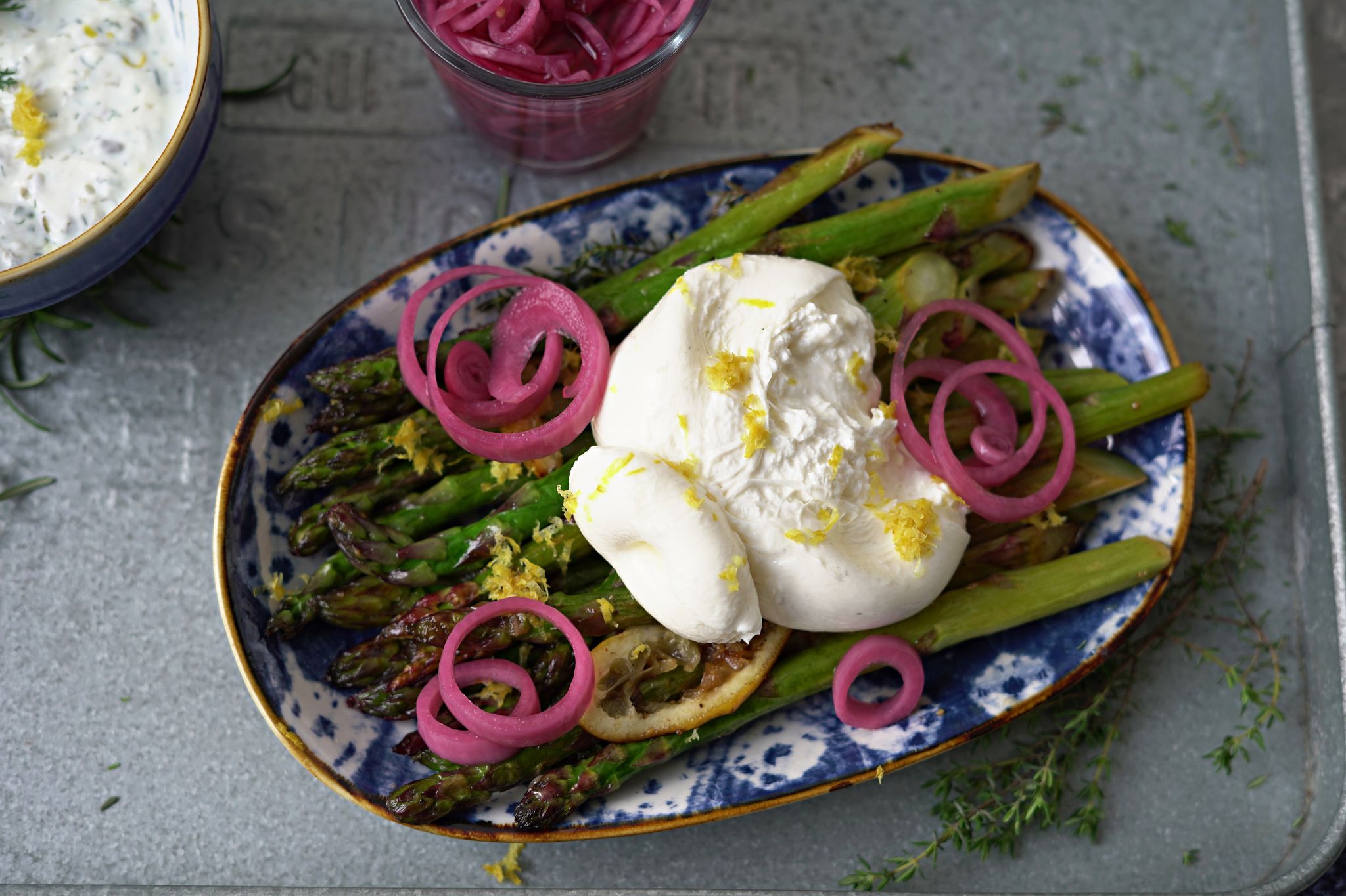 Perfekt fürs BBQ: Grüner Spargel mit Burrata und Ranchdip