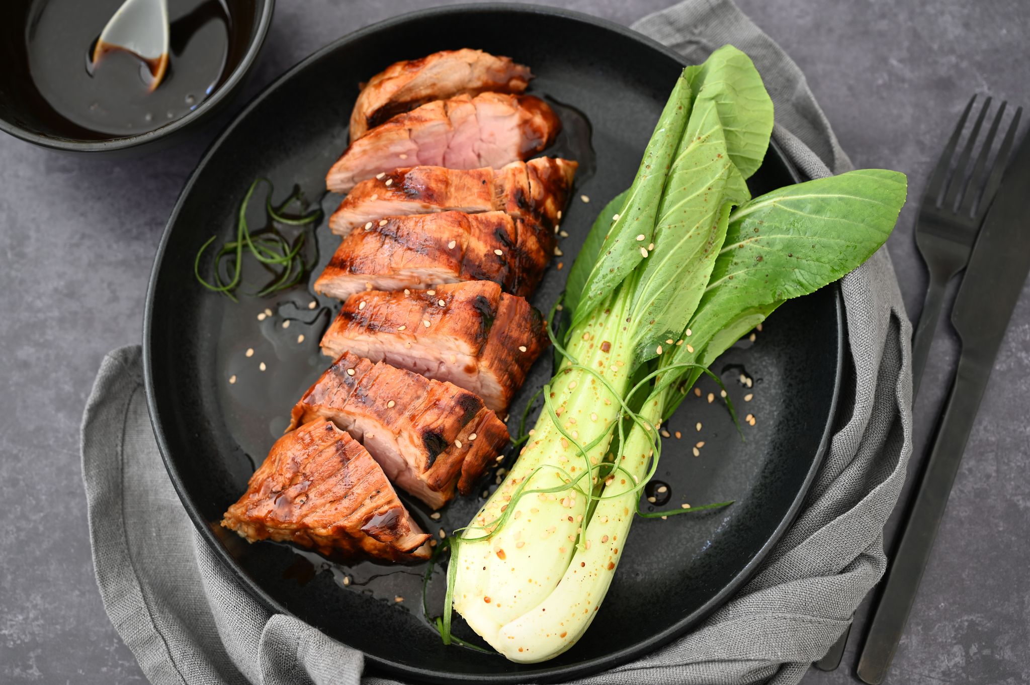 Würzig-karamellig: Mit Hoisin-Sauce glasiertes Schweinefilet
