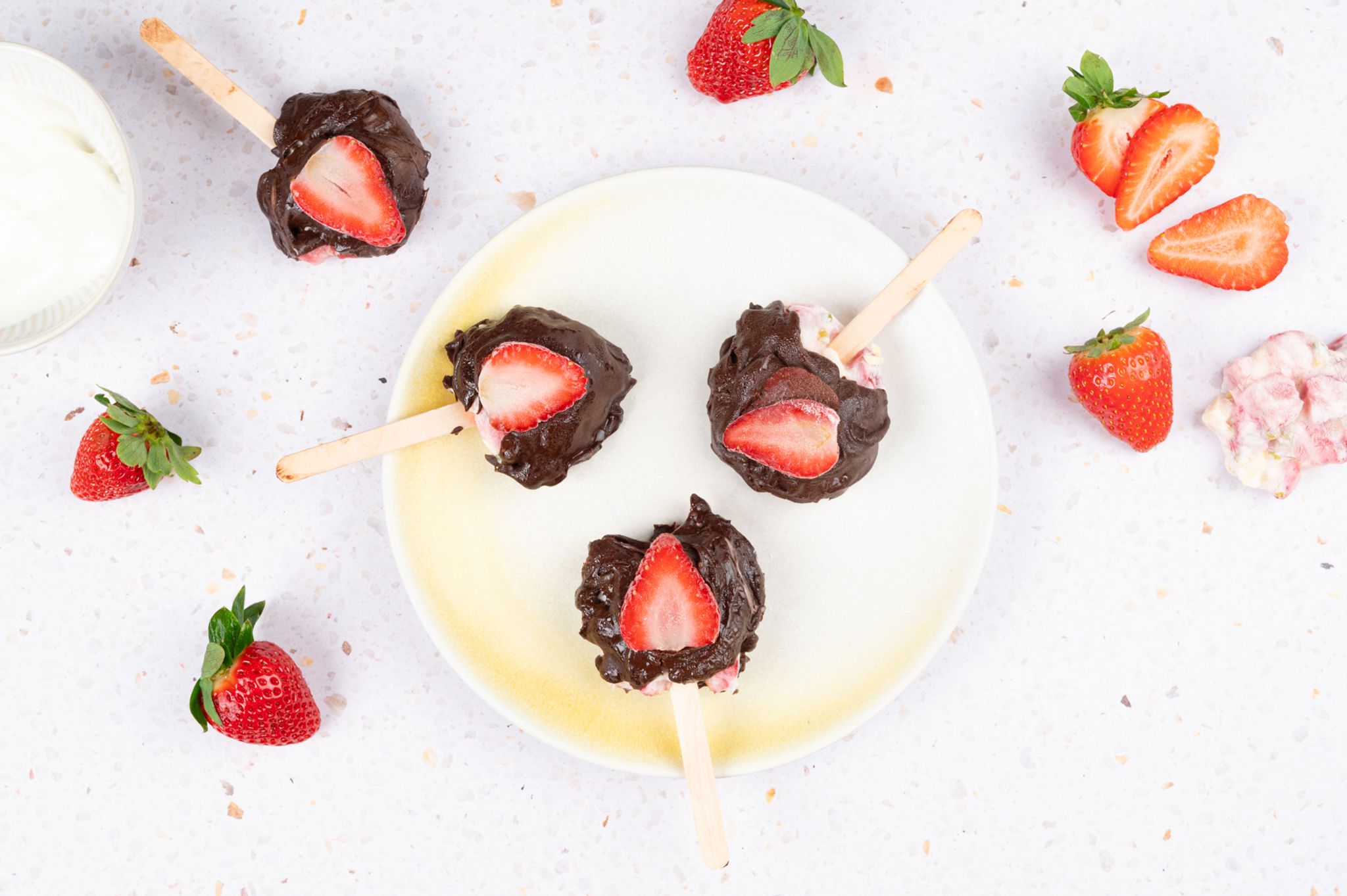 Unwiderstehliche Nascherei: Erdbeer-Joghurt-Eis am Stiel