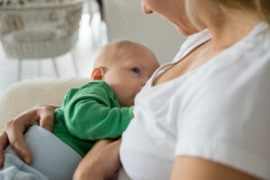 Stillen in der Öffentlichkeit: Nur wenn Brust bedeckt ist?