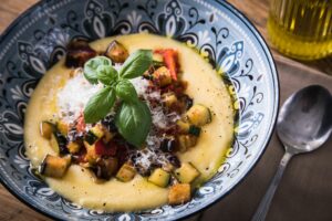 Cremig mit Parmesan oder als Schnitte: So gelingt Polenta