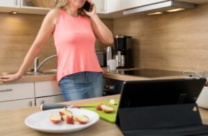 Vorsicht, Keimschleuder: Finger weg vom Handy in der Küche