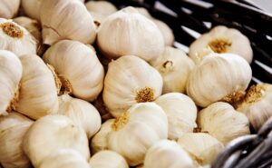 Fieser Knoblauchatem: Was gegen die Fahne hilft