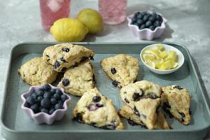 Blaubeer-Scones – soooo fluffig mit dem Buttermilch-Trick