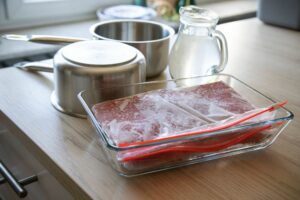 Tiefgefrorenes Hackfleisch schneller auftauen – so geht’s