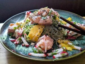 Fruchtiger Glasnudelsalat mit Lachs-Ceviche