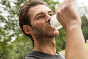 Wasser aus PET-Flasche schmeckt komisch – woran liegt’s?