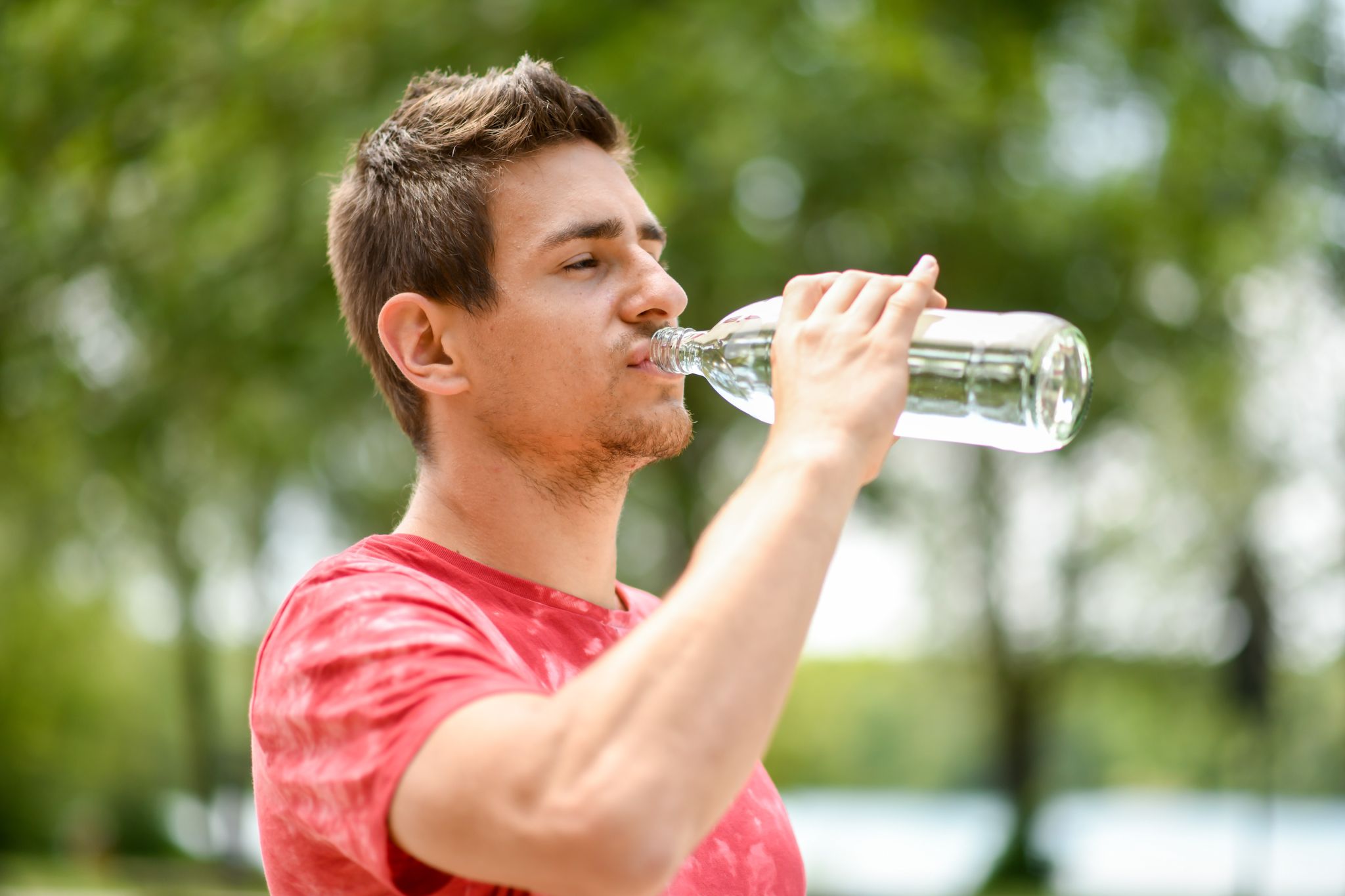 Kann gekauftes Wasser in Flaschen schlecht werden?