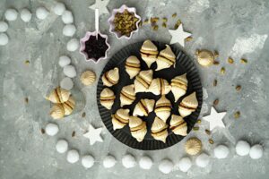 Aus Vanillekipferl wird Pistazienkuss mit Baiserhäubchen