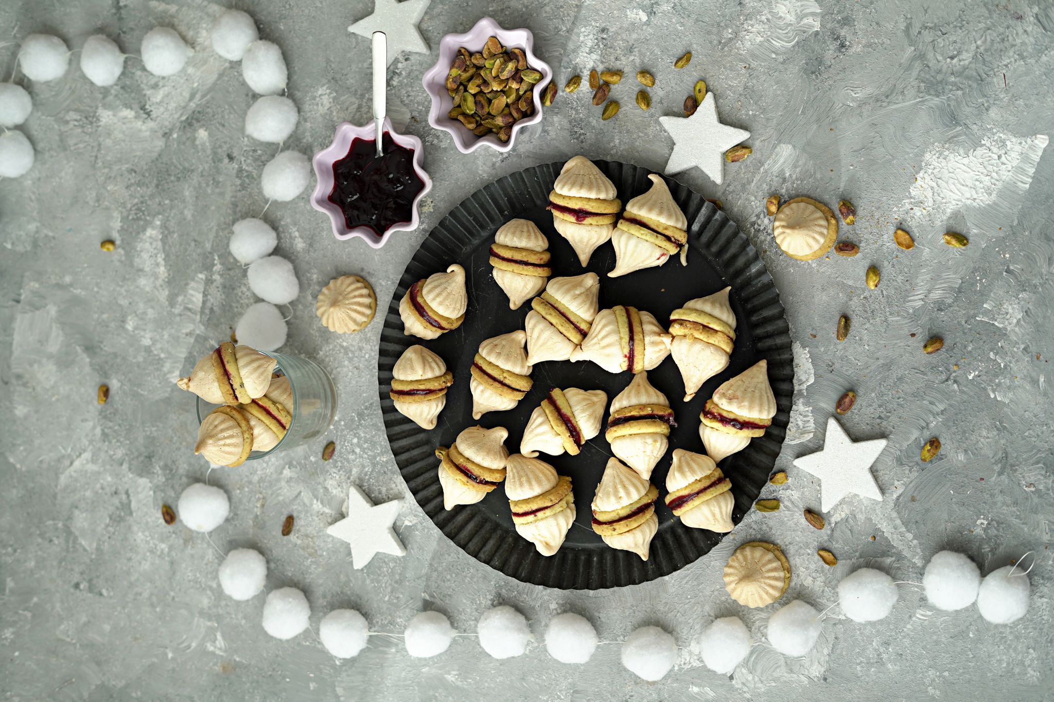 Aus Vanillekipferl wird Pistazienkuss mit Baiserhäubchen