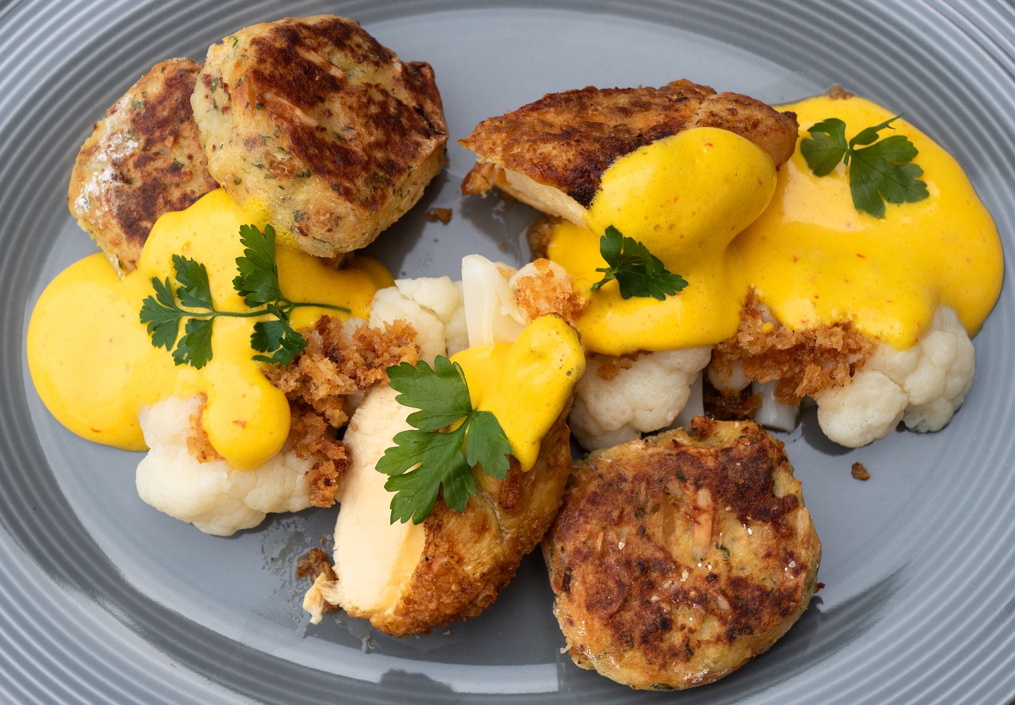Maishähnchenbrust mit Blumenkohl und Safran-Kardamom-Sauce