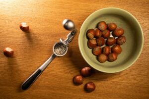 Haselnüsse knacken: Klappt’s mit der Knoblauchpresse?