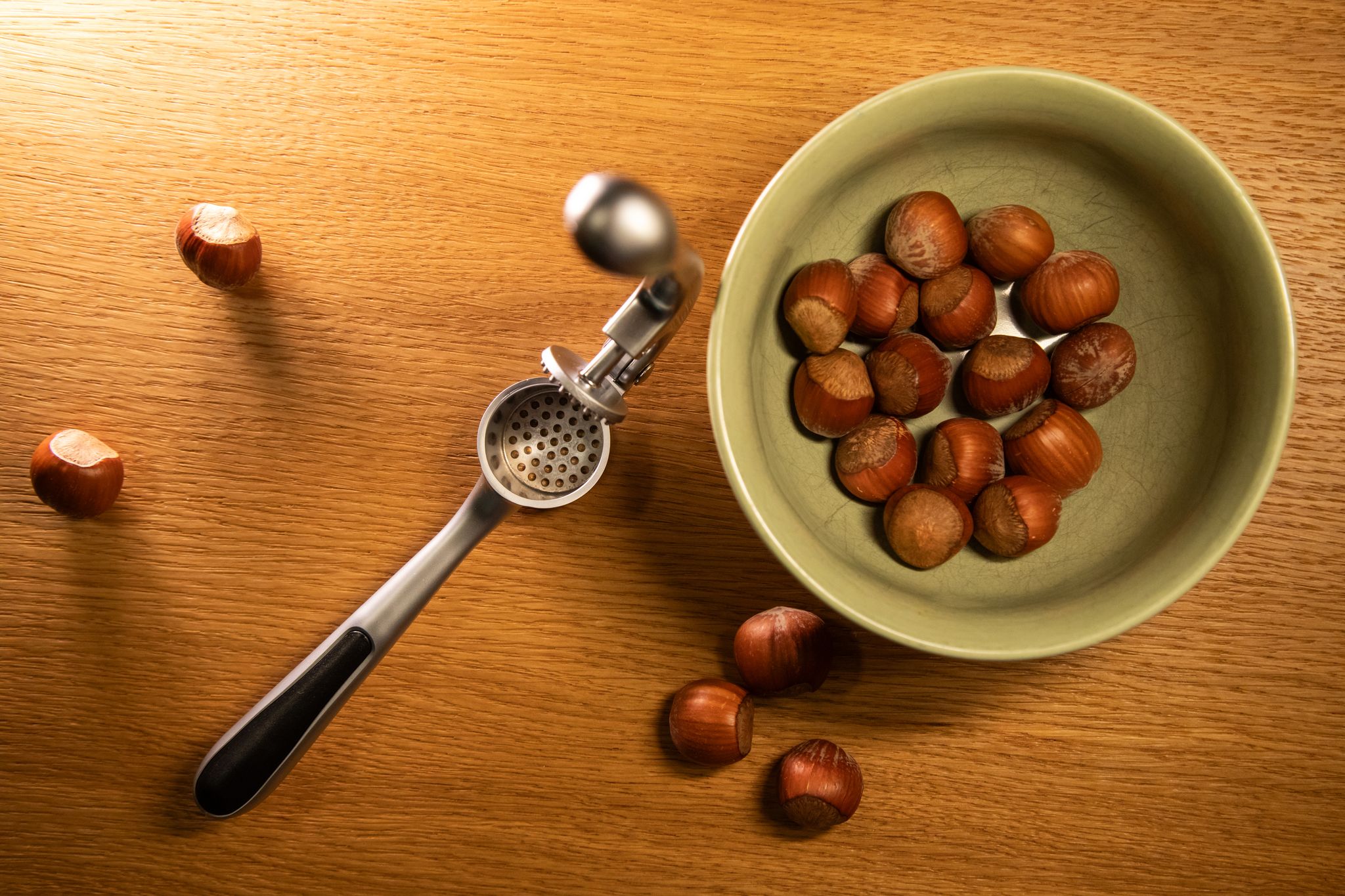 Haselnüsse knacken: Klappt’s mit der Knoblauchpresse?
