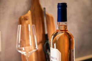 Weinflasche öffnen mit Feuerzeug: Funktioniert das?