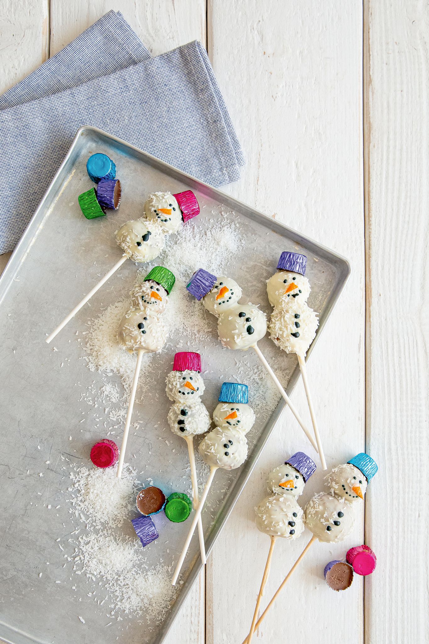 Zum Anbeißen: Schneemänner am Stiel einfach selber backen