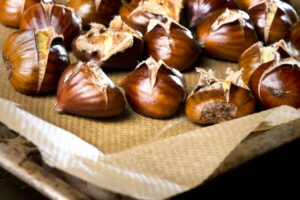 Maronen wie vom Weihnachtsmarkt? – So gelingen sie zu Hause