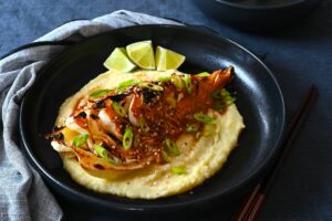 Gerösteter Miso-Spitzkohl auf Selleriepüree