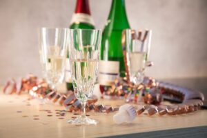 Sektflasche mit Kunststoffkorken verschließen: So geht’s