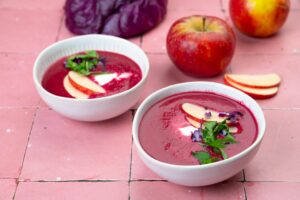 Leichte Alternative: Rotkohlsuppe mit Kokosmilch und Apfel