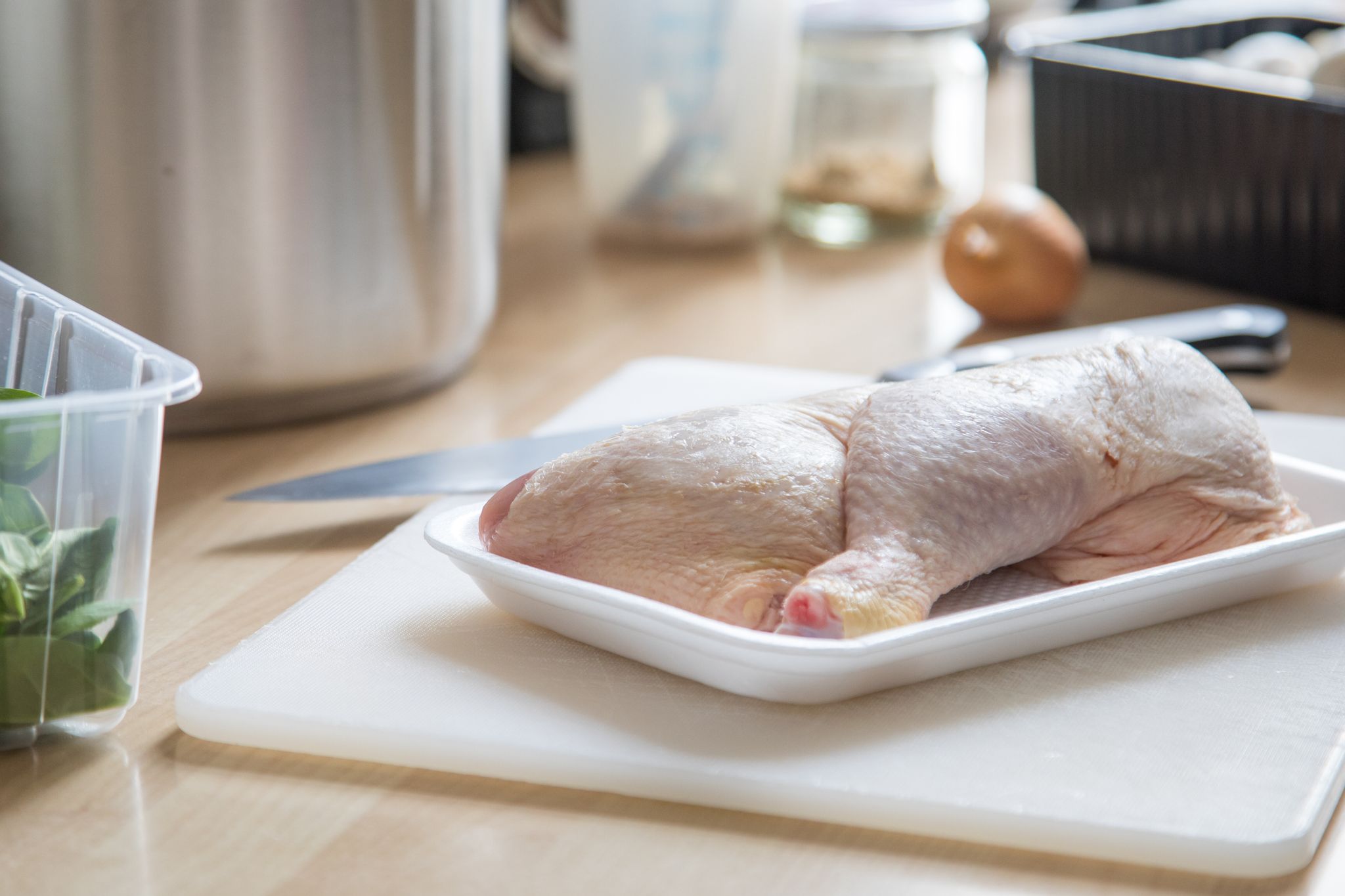 Rohes Fleisch vorm Zubereiten abspülen? Gefährlicher Irrtum
