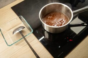 Fett aus Brühe entfernen: Klappt’s mit Eiswürfeln?