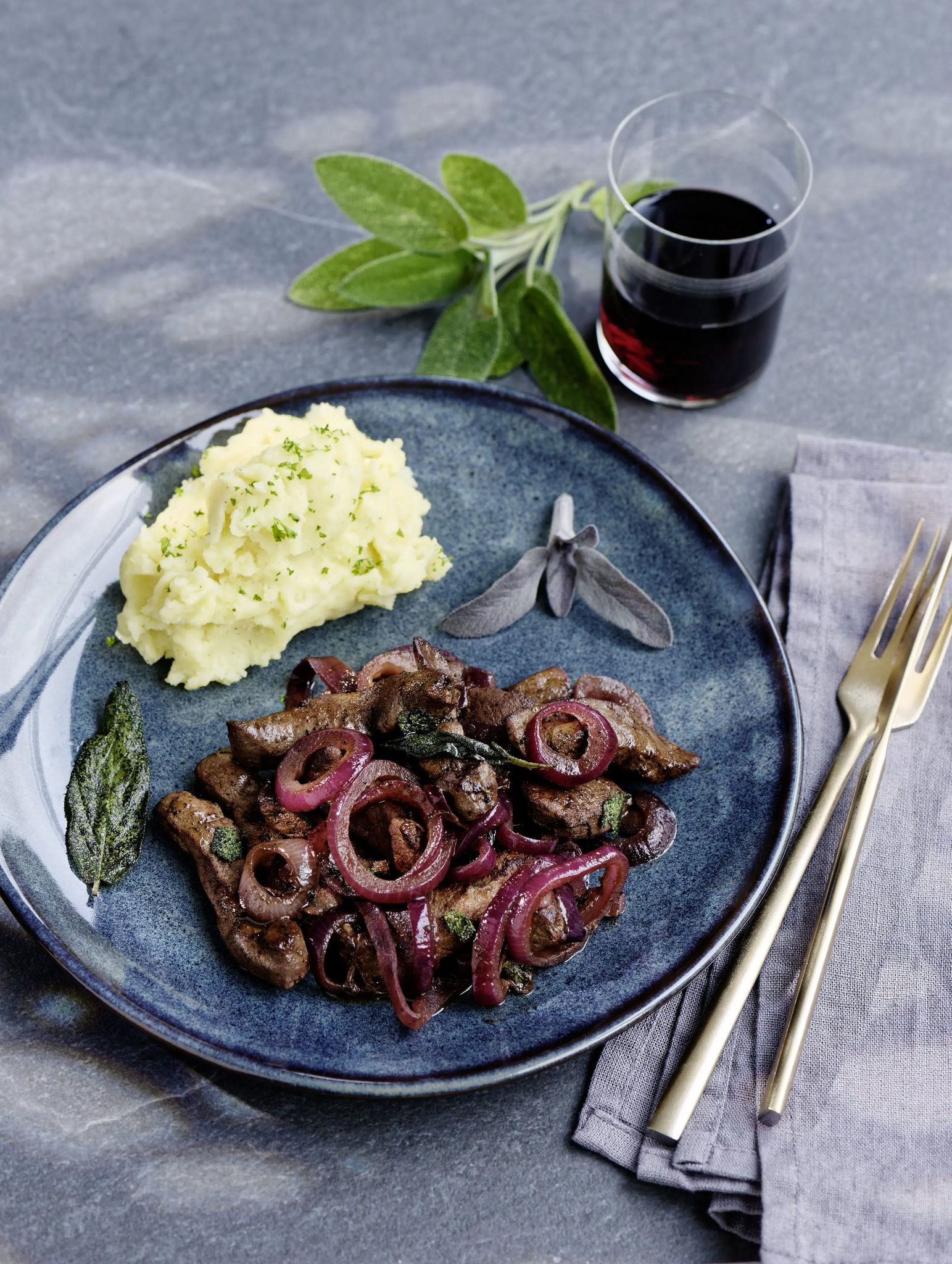 Häutchen entfernen: So wird Kalbsleber zart statt gummiartig