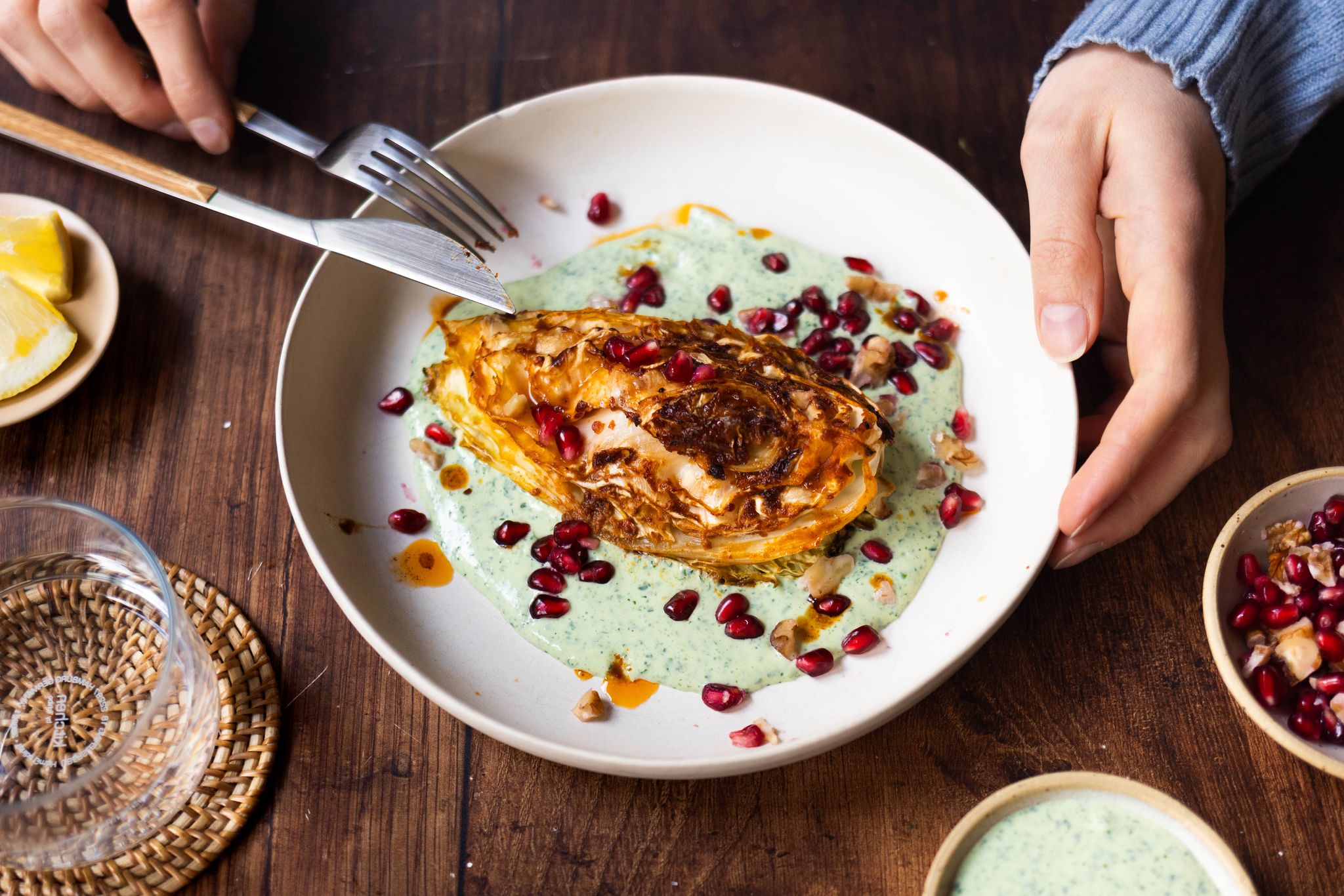 Gebackener Spitzkohl mit Walnuss-Granatapfel-Topping