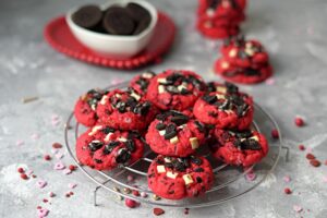 Rot und samtig zum Valentinstag – mit Red Velvet Cookies