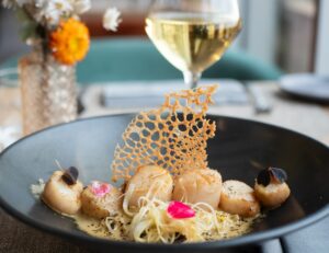 Jakobsmuscheln mit Lauch auf Parmesan-Quinoa